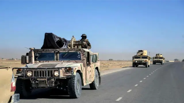 Des agents de sécurité talibans patrouillent à bord de Humvees alors qu'ils se déplacent en convoi dans la région de Mazal, dans le district de Shorabak, près de la frontière entre l'Afghanistan et le Pakistan, le 12 octobre 2025. 