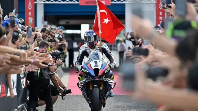 Toprak Razgatlıoğlu bayrağımızı Portekiz'de dalgalandırdı.