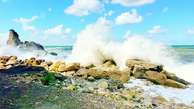 Sert vurur dalgalar kayaya,
oradan sanki bulutlara uzanır.
Böyle başlar beyaz kardeşlik.