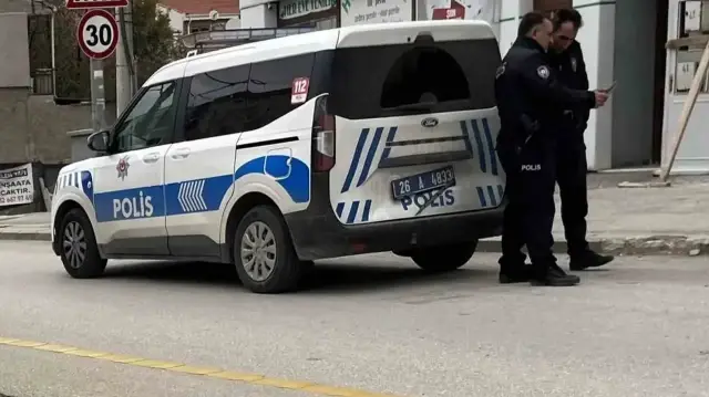 Polis arabasına çarpıp kaçtı