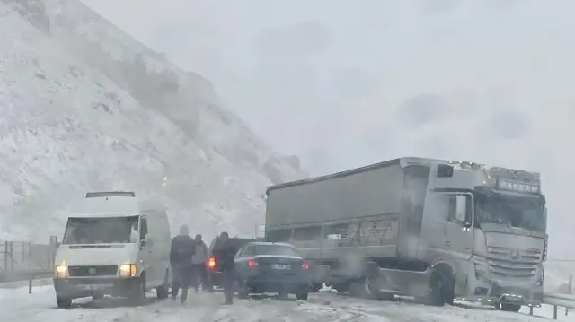 Karayolları ve ekipler bölgede çalışmalarını sürdürürken, trafik kontrollü olarak sağlanmaya çalışılıyor.