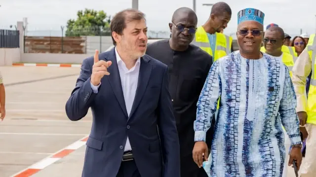 Le ministre des Transports et porte-parole du gouvernement guinéen, Ousmane Gaoual Diallo, a effectué une visite de terrain pour constater l’état d’avancement des travaux, accompagné du Dr. Yunus Yılmaz, directeur général du Groupe Albayrak, maître d’œuvre du projet.