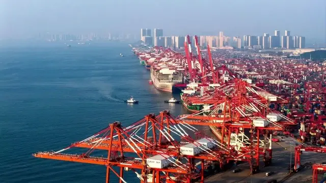 Malgré les tensions commerciales persistantes avec les États-Unis, la Chine enregistre une hausse plus forte que prévu de ses échanges extérieurs, portée par la demande européenne et asiatique.