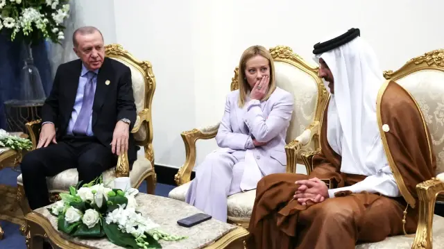 Le président turc Recep Tayyip Erdogan, la Première ministre italienne Giorgia Meloni et l'émir du Qatar Cheikh Tamim bin Hamad al-Thani s'entretiennent en marge du sommet pour la paix de Charm el-Cheikh, dans la station balnéaire égyptienne de Charm el-Cheikh, sur la mer Rouge, le 13 octobre 2025.
