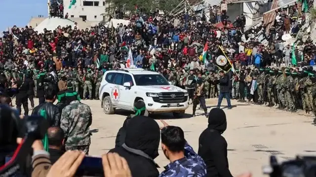 الاحتلال يستهدف بالرصاص والغاز فلسطينيين ينتظرون أسرى سيفرج عنهم 