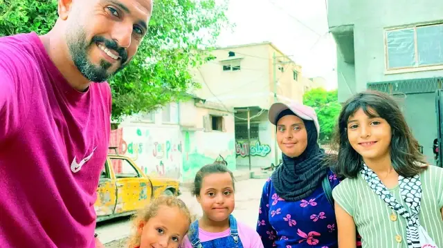 Evlerine dönmeye başlayan birçok aile, yıkıntılar arasından kendi imkanlarıyla molozları toplayarak evlerini yeniden inşa etmeye çalışıyor.