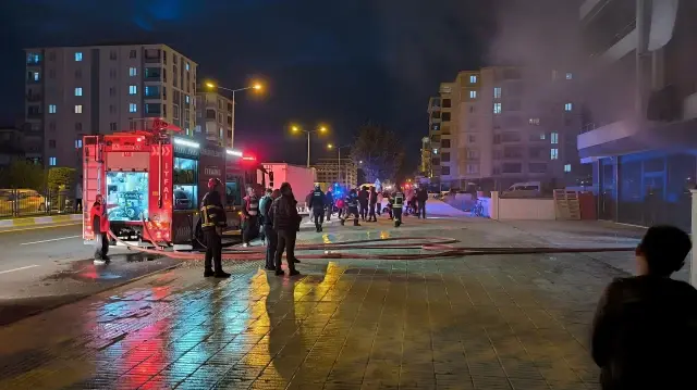 Depoda bulunan çeşitli eşyalar hasar gördü.