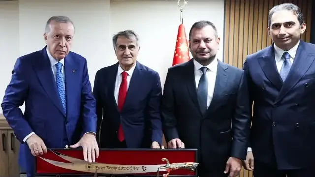 Trabzonspor Başkanı Ertuğrul Doğan, Cumhurbaşkanı Recep Tayyip Erdoğan'a Sürmene kılıcı hediye etti.