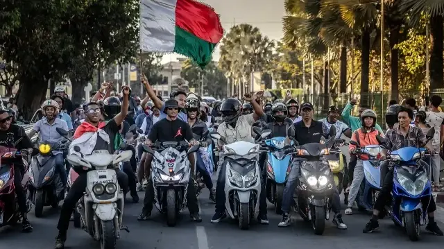 Une unité militaire mutinée a déclaré le 12 octobre 2025 qu'elle prenait le contrôle de toutes les forces militaires de Madagascar, alors que le président Andry Rajoelina affirmait qu'une "tentative de prise de pouvoir illégale" était en cours. 