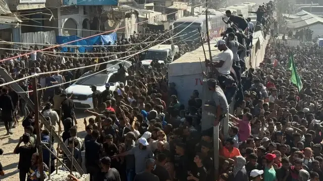 وصول أسرى فلسطينيين محررين من سجون إسرائيل إلى غزة