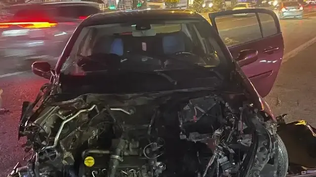 Kaza nedeniyle durakta hasar oluşurken, bölgede bir süre aksayan trafik akışı aracın kaldırılmasıyla normale döndü.