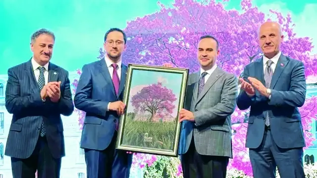 Genel Kurul'da yeniden seçilen BURA Genel Başkanı Fehim Paluluoğlu, Sanayi ve Teknoloji Bakanı Mehmet Fatih Kacır'a tablo hediye etti.