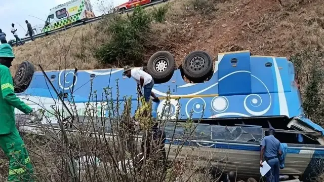 Plusieurs personnes auraient trouvé la mort dans un accident de bus sur la N1, près de Louis Trichardt, dans la province du Limpopo, en Afrique du Sud, le 12 octobre 2025.