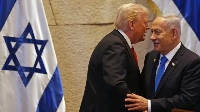 Le président américain Donald Trump (à gauche) s'entretient avec le Premier ministre israélien Benjamin Netanyahu au Parlement israélien, la Knesset, à Jérusalem, le 13 octobre 2025.