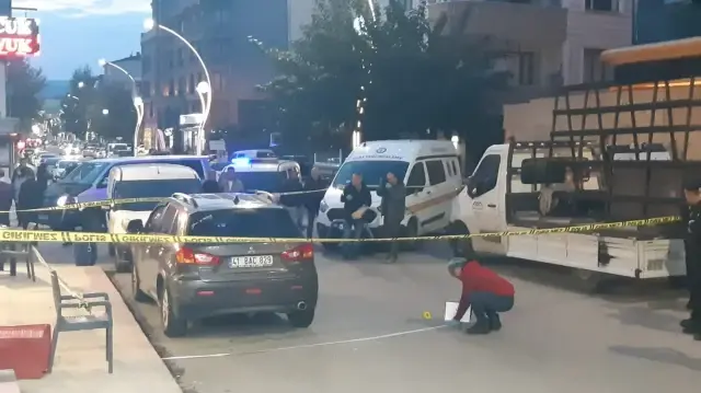 Kavga sırasında bir işyerinin de camı kırılırken, polis kavgaya karışan şüphelileri gözaltına aldı.