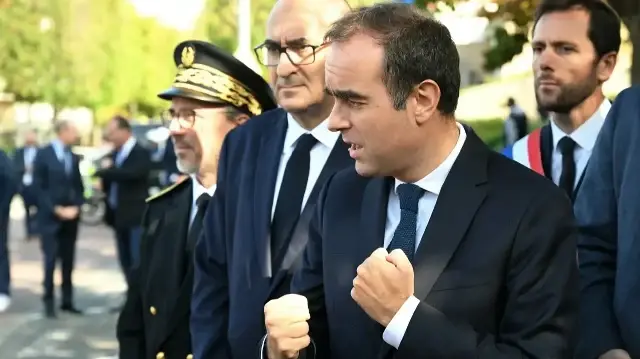 Le Premier ministre français Sébastien Lecornu s'adresse aux journalistes après une visite au commissariat de police de L'Hay-les-Roses, dans la banlieue sud de Paris, le 11 octobre 2025.