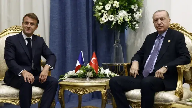 Le président français Emmanuel Macron (à gauche) rencontre le président turc Recep Tayyip Erdogan en marge du sommet pour la paix de Charm el-Cheikh, dans la station balnéaire égyptienne de Charm el-Cheikh, sur la mer Rouge, le 13 octobre 2025.