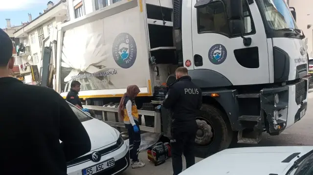 Vezirköprü ilçesinde çöp kamyonunun altında kalan İsmet Coşar (78) hayatını kaybetti.