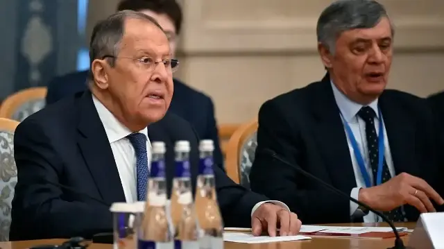 Le ministre russe des Affaires étrangères Sergueï Lavrov et l'envoyé présidentiel en Afghanistan Zamir Kaboulov participent aux consultations du Format de Moscou sur l'Afghanistan, à Moscou, le 7 octobre 2025. 
