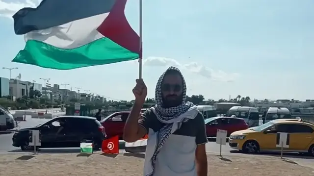 وصول الناشط بسفينة "الضمير" علي كنيس إلى مطار تونس قرطاج