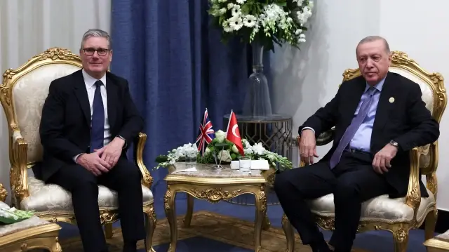 Le Premier ministre britannique Keir Starmer (à gauche) et le président turc Recep Tayyip Erdogan (à droite) réagissent lors d'une réunion bilatérale en marge du sommet pour la paix de Charm el-Cheikh, dans la station balnéaire égyptienne de Charm el-Cheikh, sur la mer Rouge, le 13 octobre 2025.