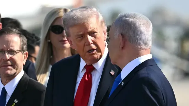 Trump est en visite en Israël, où il s'adresse au Parlement et rencontre les familles des otages avant de se rendre au sommet de Charm el-Cheikh, en Égypte, où un « document mettant fin à la guerre dans la bande de Gaza » devrait être signé.