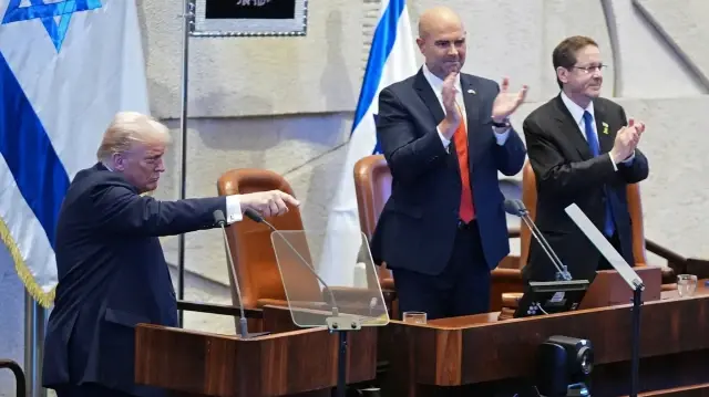 Le président américain Donald Trump (à gauche) fait un geste tandis que le président de la Knesset Amir Ohana et le président israélien Isaac Herzog applaudissent au Parlement israélien, la Knesset, à Jérusalem, le 13 octobre 2025.
