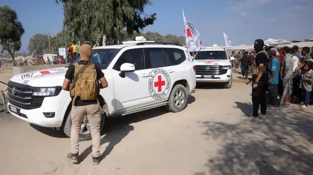 Des véhicules du Comité international de la Croix-Rouge (CICR) arrivent dans le sud de Deir el-Balah, dans le centre de la bande de Gaza, pour accueillir le deuxième groupe d'otages qui devrait être libéré, le 13 octobre 2025. 