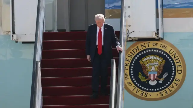 Trump est en visite en Israël, où il s'adresse au Parlement et rencontre les familles des otages avant de se rendre à Charm el-Cheikh, en Égypte, pour un important sommet de paix, où un « document mettant fin à la guerre dans la bande de Gaza » devrait être signé.
