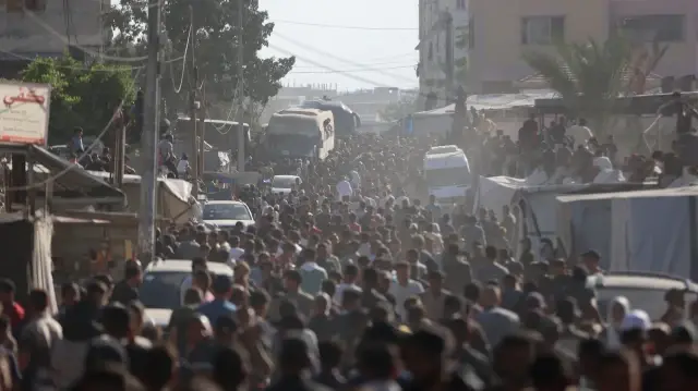 Des personnes se rassemblent pour accueillir les Palestiniens libérés des prisons israéliennes dans le cadre d'un accord de cessez-le-feu à Gaza et d'échange d'otages avec les factions palestiniennes, alors que les bus qui les transportent arrivent devant l'hôpital Nasser à Khan Yunis, dans le sud de la bande de Gaza, le 13 octobre 2025.