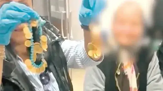 Şüpheli kadın, karakola götürülerek üstü arandı. Aramada, kadının üzerinden 67 adet çeyrek altın ve yüklü miktarda nakit para çıktı. 