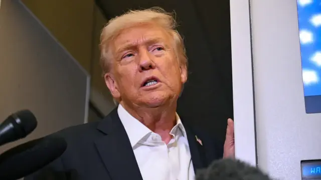Le président américain Donald Trump s'adresse à la presse à bord d'Air Force One à Mildenhall, dans le Suffolk, le 14 octobre 2025.