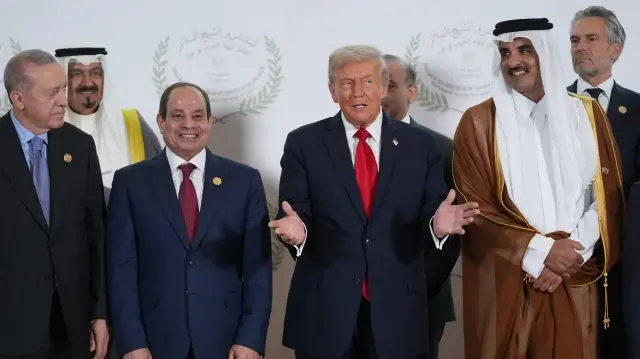 Le président turc Recep Tayyip Erdogan, le président égyptien Abdel Fattah al-Sisi, le président américain Donald Trump, l'émir du Qatar Cheikh Tamim ben Hamad al-Thani et d'autres dirigeants posent pour une photo de famille lors du sommet de Gaza à Charm el-Cheikh, le 13 octobre 2025.