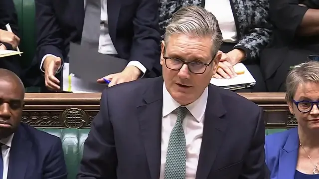 Dans cette capture d'écran tirée d'une vidéo diffusée par l'unité d'enregistrement parlementaire britannique (PRU) via le site web Parliament TV le 14 octobre 2025, le Premier ministre britannique Keir Starmer fait une déclaration sur le Moyen-Orient.