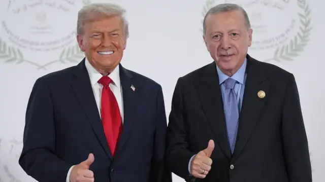 Le président américain Donald Trump et le président turc Recep Tayyip Erdogan posent pour une photo lors d'un sommet sur Gaza à Charm el-Cheikh, le 13 octobre 2025.