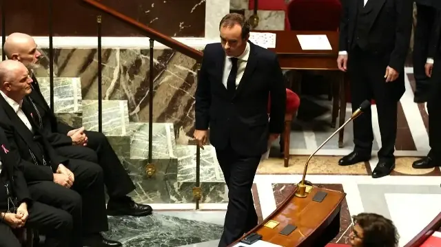 Le Premier ministre français Sébastien Lecornu regagne son siège après avoir prononcé une allocution politique générale devant les députés, à l'Assemblée nationale française, la chambre basse du Parlement français, à Paris, le 14 octobre 2025.