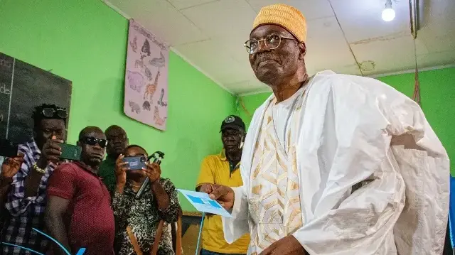 Issa Tchiroma Bakary, figure de l'opposition camerounaise et membre du Front pour le salut national du Cameroun (FNSC), vote à Garoua le 12 octobre 2025.