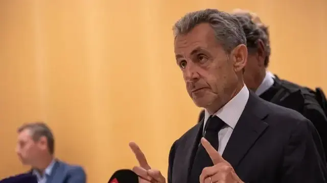 70 yaşındaki Sarkozy, savaş sonrası dönemde hapse giren ilk Fransız lider ve aynı zamanda bir Avrupa Birliği (AB) ülkesinde cezaevine girecek ilk eski devlet başkanı olacak.