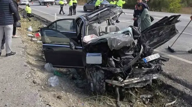 ANKARA’DA KONTROLDEN ÇIKARAK KARŞI YOLA GEÇEN TIRIN, SEYİR HALİNDEKİ OTOMOBİLLE KAFA KAFAYA ÇARPIŞMASI SONUCU MEYDANA GELEN KAZADA 2’Sİ AĞIR TOPLAM 4 KİŞİ YARALANDI.