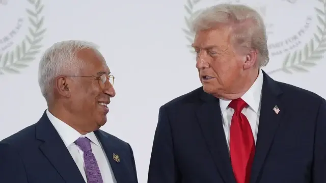 Le président américain Donald Trump salue le président du Conseil européen Antonio Costa lors d'un sommet sur Gaza à Charm el-Cheikh, le 13 octobre 2025.