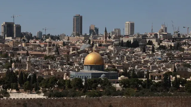 Cette photo prise depuis le mont des Oliviers montre la mosquée du Dôme du Rocher dans l'enceinte de la mosquée al-Aqsa dans la vieille ville de Jérusalem, avec les gratte-ciel de la ville en arrière-plan, le 8 octobre 2025.