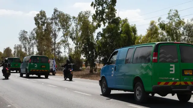 Des véhicules transportant des otages libérés par le Hamas depuis la bande de Gaza arrivent à la base militaire de Reim, près de la frontière avec Gaza, dans le sud d'Israël, le 13 octobre 2025.