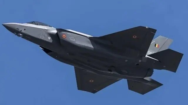 L’un des quatre premiers F-35 destinés à la Belgique a été retenu pour maintenance imprévue, mais les autorités assurent qu’il demeure en état de vol.