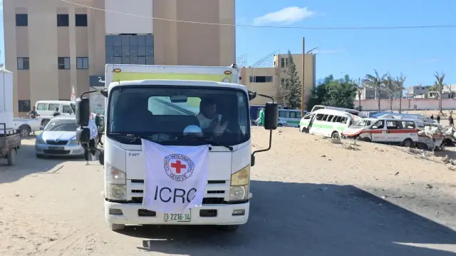Un véhicule du Croissant-Rouge, faisant partie d'un convoi transportant les corps de 45 Palestiniens qui étaient détenus par Israël, arrive à l'hôpital Nasser de Khan Yunis, dans le sud de la bande de Gaza, le 14 octobre 2025.