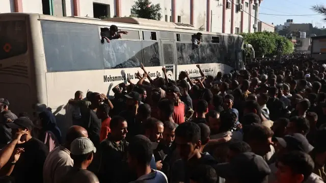 Un bus transportant des Palestiniens libérés des prisons israéliennes dans le cadre d'un accord de cessez-le-feu à Gaza et d'échange d'otages avec les factions palestiniennes arrive devant l'hôpital Nasser à Khan Yunis, dans le sud de la bande de Gaza, le 13 octobre 2025.