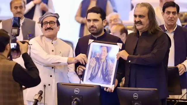 سابق وزیرِ اعلیٰ علی امین گنڈاپور اور نئے وزیرِ اعلیٰ سہیل آفریدی۔