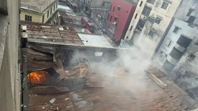 Au moins 16 personnes ont été tuées et plusieurs autres blessées après qu'un incendie s'est déclaré dans un entrepôt de produits chimiques et une usine de confection dans le quartier de Mirpur, dans la capitale Dhaka, le 14 octobre 2025.