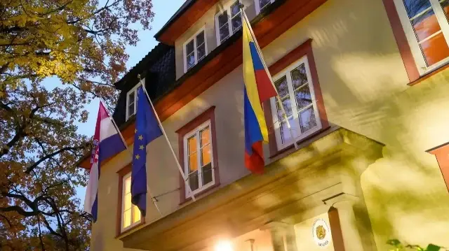 Cette photo prise le 13 octobre 2025 montre le drapeau du Venezuela (à droite) à l'ambassade vénézuélienne dans un bâtiment qui abrite également l'ambassade de Croatie, à Oslo, après la fermeture de l'ambassade du Venezuela sans autre explication. Le 13 octobre, le ministère norvégien des Affaires étrangères a déclaré que le Venezuela avait fermé son ambassade à Oslo, sans donner de raison, quelques jours après que la leader de l'opposition Maria Corina Machado ait reçu le prix Nobel de la paix.