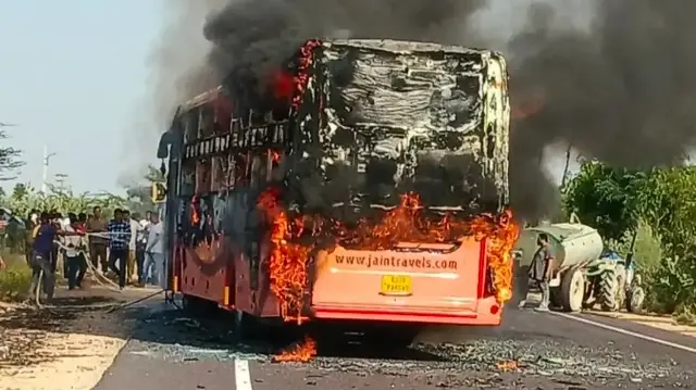 20 personnes sont mortes brûlées vives après l'incendie d'un bus-couchettes climatisé sur l'autoroute Jaisalmer-Jodhpur, en Inde, le 14 octobre 2025.