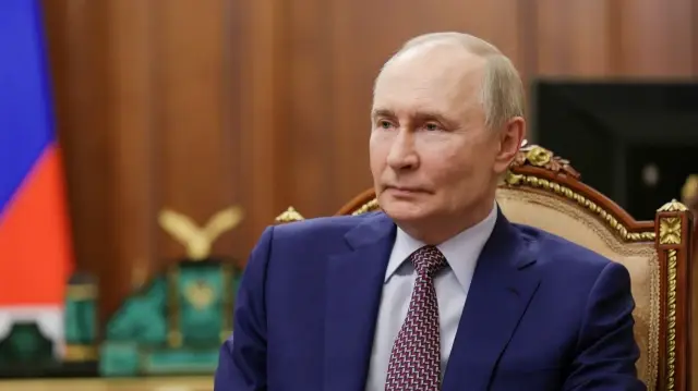 Sur cette photo collective diffusée par l'agence d'État russe Sputnik, le président russe Vladimir Poutine participe à une réunion avec le président du géant minier Norilsk Nickel au Kremlin, à Moscou, le 14 octobre 2025.